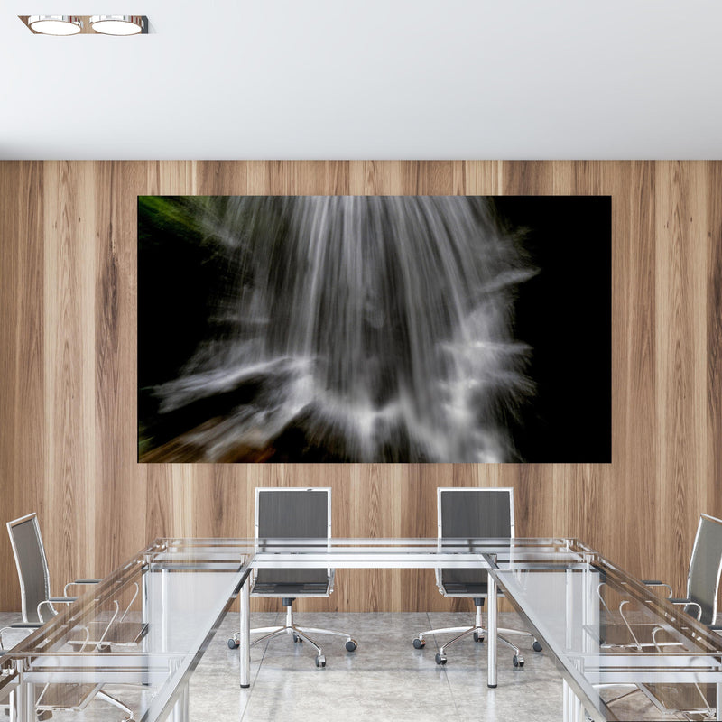 Office Poster  - Kunstvoller Wasserfall in einem Konferenzraum mit Glastisch und Holzwand