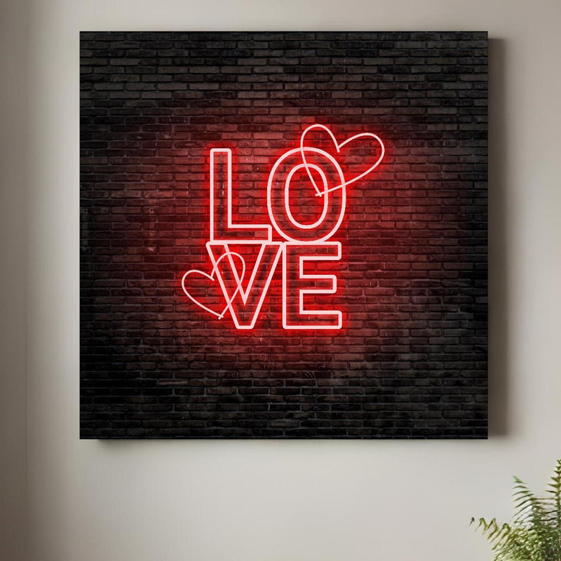 Office Poster  - LED Love Symbol an Steinmauer über klassischem Holztisch mit runder Vase - quadratisch Zoom