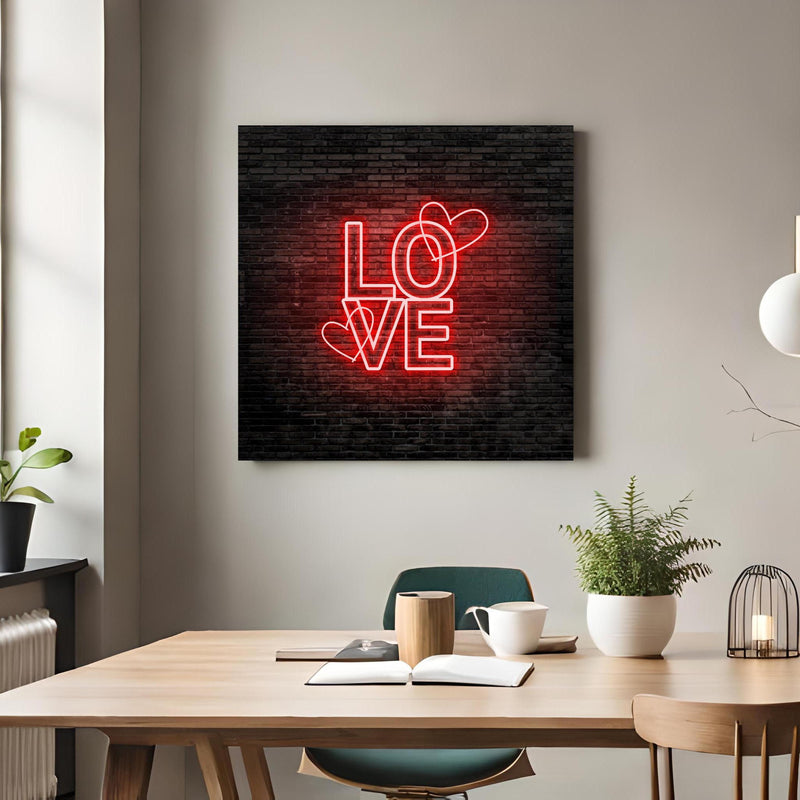 Office Poster  - LED Love Symbol an Steinmauer über klassischem Holztisch mit runder Vase - quadratisch