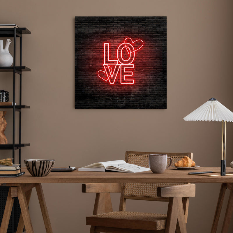 Office Poster  - LED Love Symbol an Steinmauer über poliertem Holztisch mit stilvoller Lampe - quadratisch