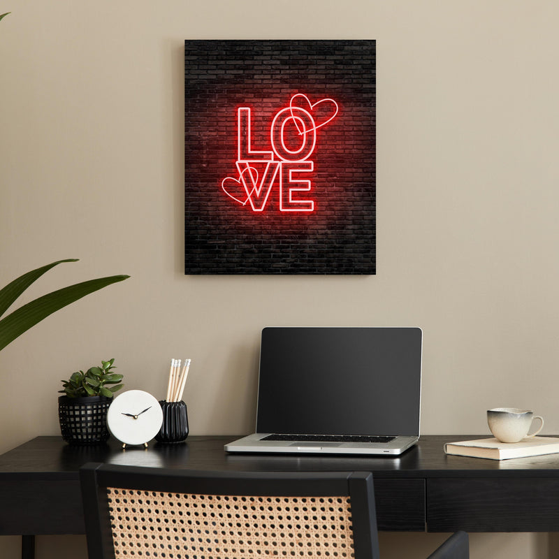 Office Poster  - LED Love Symbol an Steinmauer über minimalistischem Schreibtisch mit kleinem Wecker