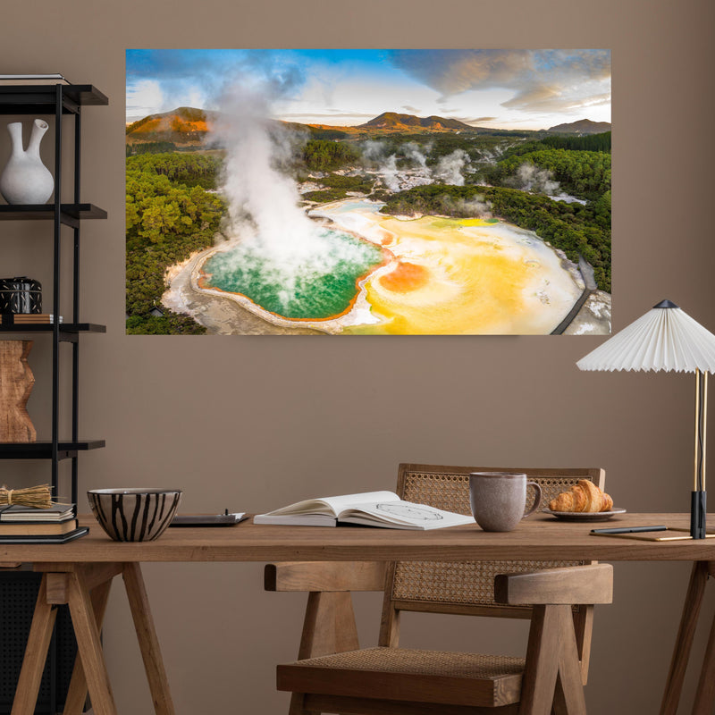 Office Poster  - Landschaft mit kochend heißem Schlamm über poliertem Holztisch mit stilvoller Lampe - rechteckig