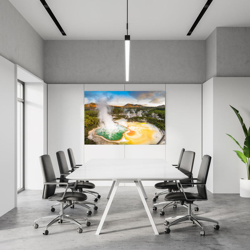 Office Poster  - Landschaft mit kochend heißem Schlamm in einem Konferenzraum an weißer Wand hängend