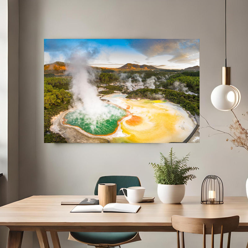 Office Poster  - Landschaft mit kochend heißem Schlamm über klassischem Holztisch mit runder Vase - rechteckig