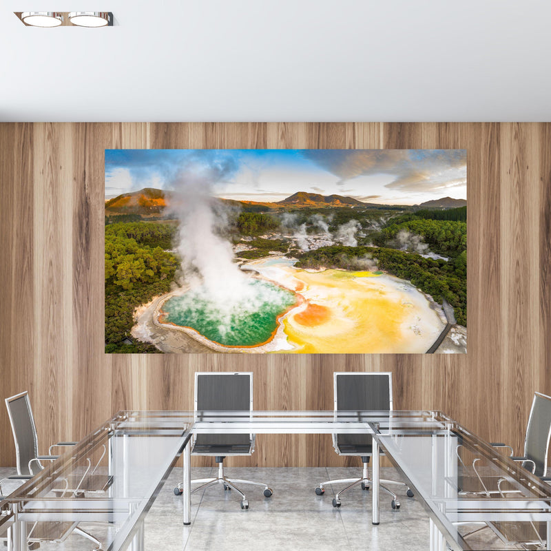 Office Poster  - Landschaft mit kochend heißem Schlamm in einem Konferenzraum mit Glastisch und Holzwand