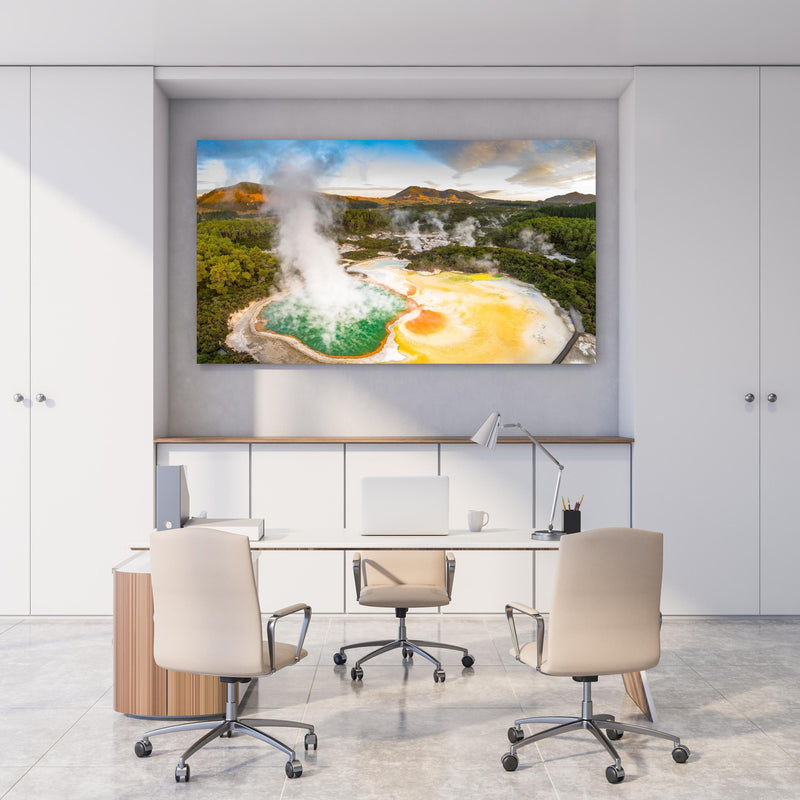 Office Poster  - Landschaft mit kochend heißem Schlamm hinter weißem Holzschreibtisch mit Tischlampe