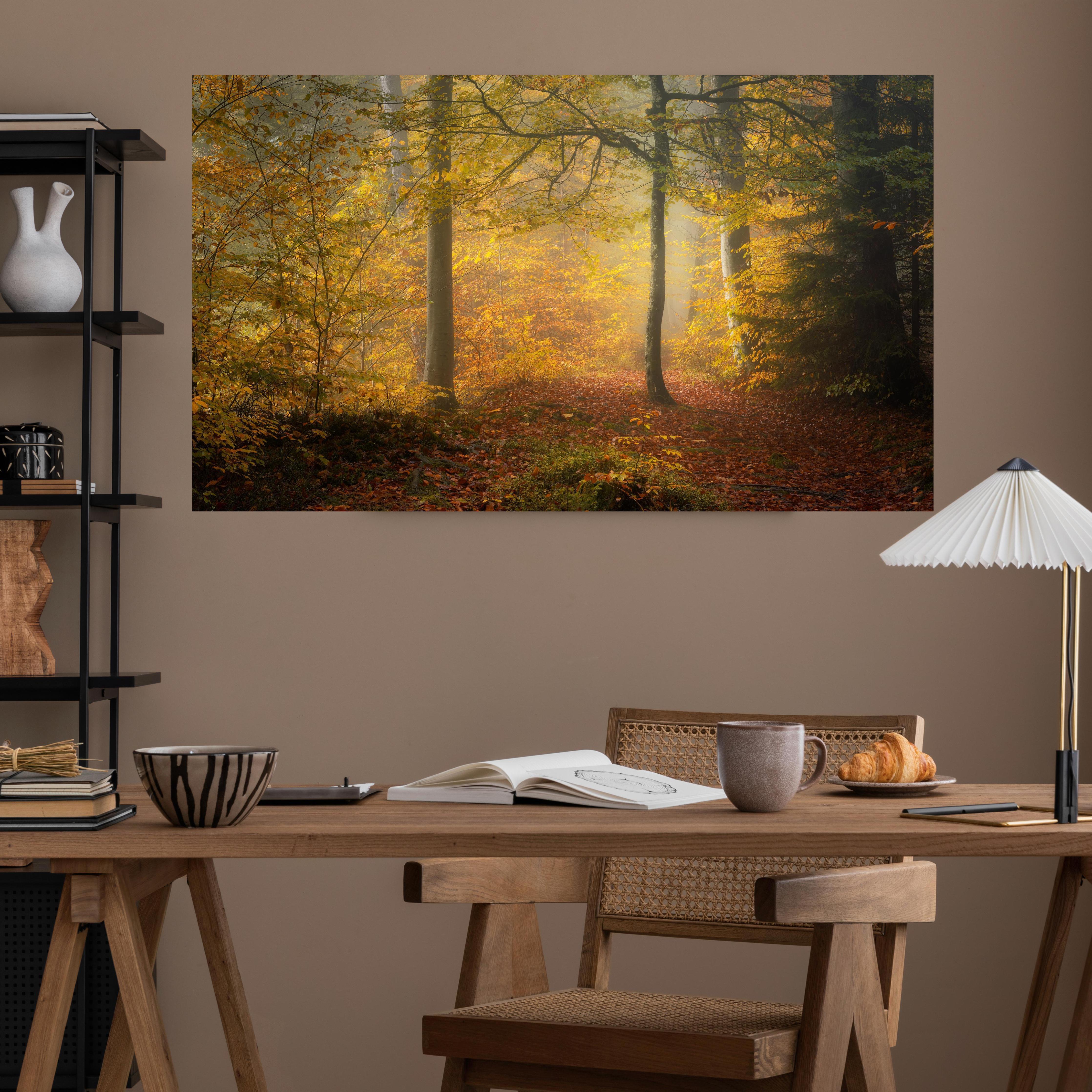 Office Poster  - Laub im Wald über poliertem Holztisch mit stilvoller Lampe - rechteckig