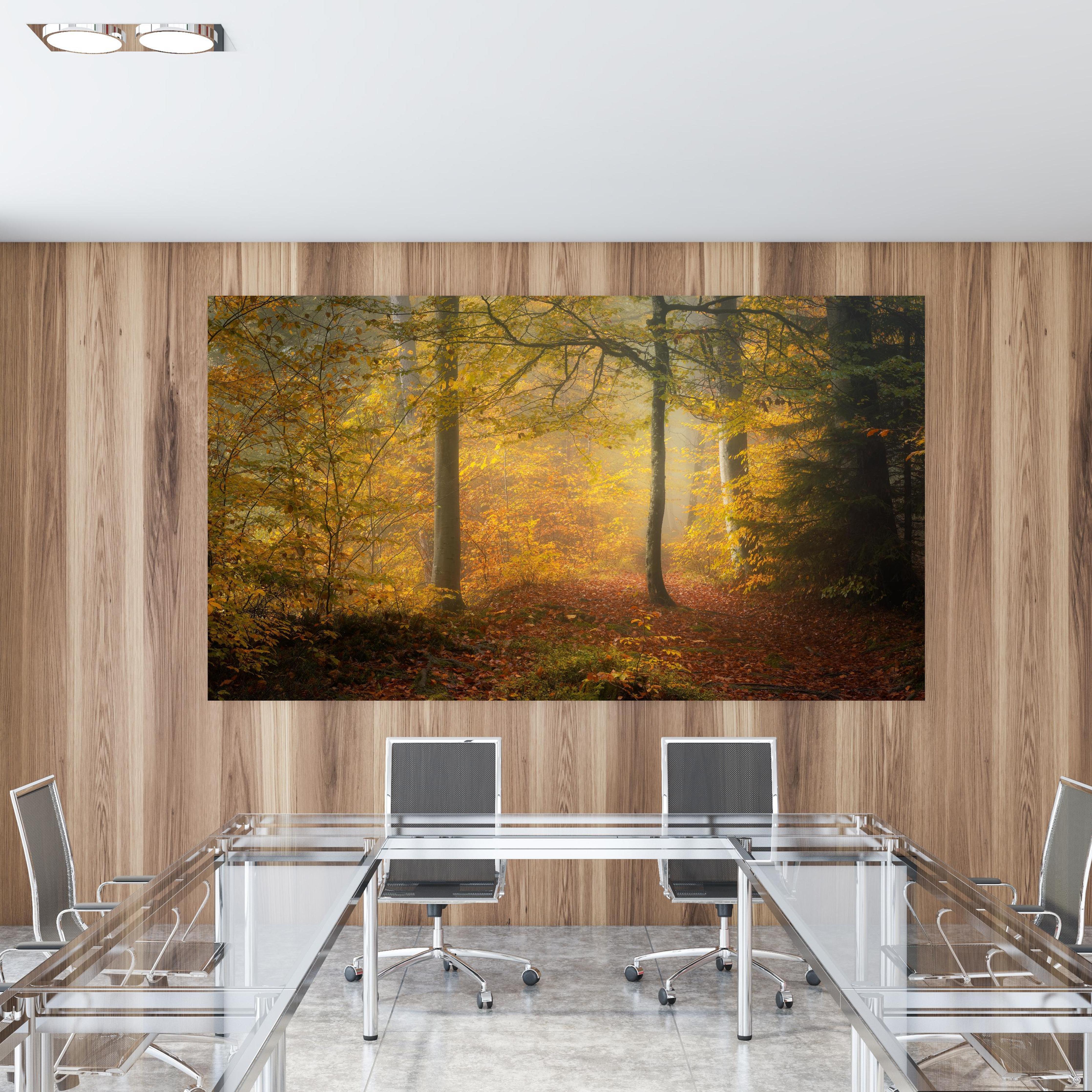 Office Poster  - Laub im Wald in einem Konferenzraum mit Glastisch und Holzwand