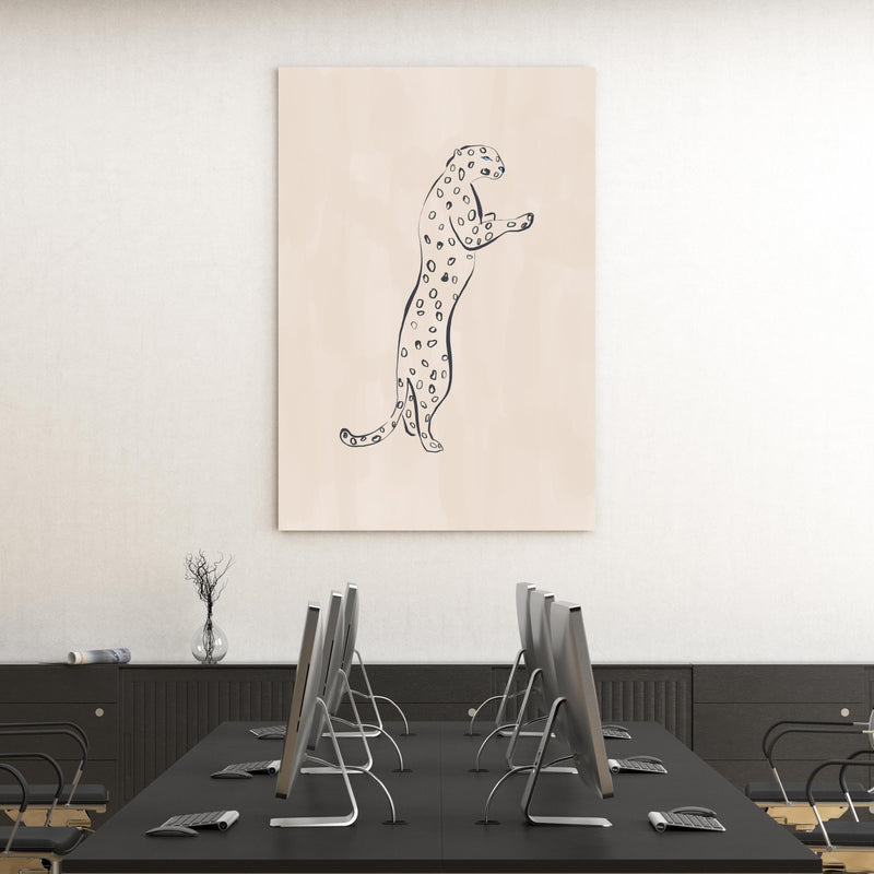 Office Poster  - Leopard - Einfache Zeichnung an hoher Wand hängend hinter schwarzem Bürotisch