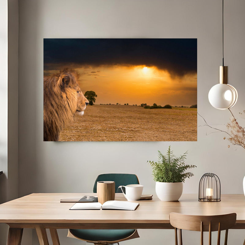 Office Poster  - Löwe in Steppe im Sonnenuntergang über klassischem Holztisch mit runder Vase - rechteckig