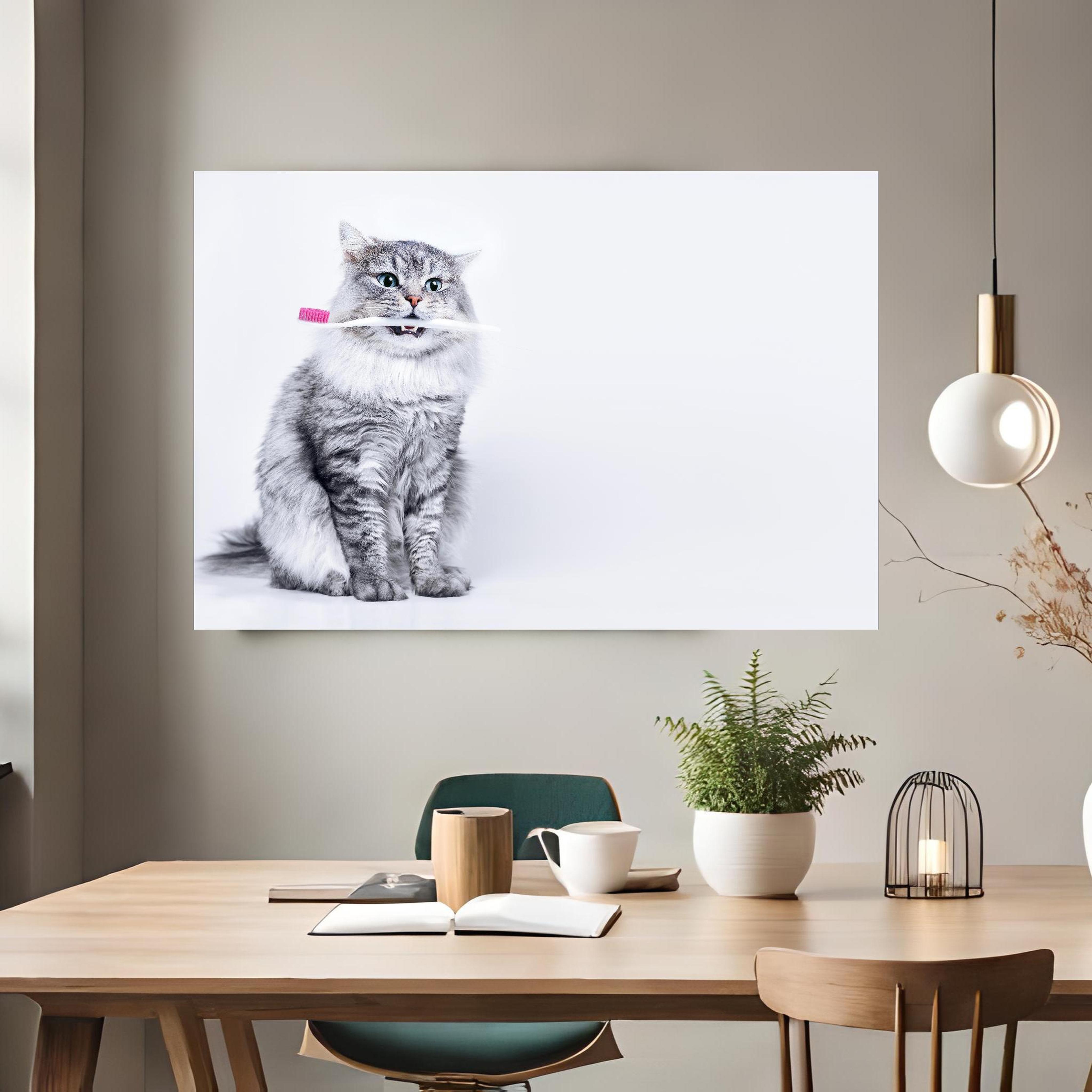 Office Poster  - Lustige Katze mit Zahnbürste über klassischem Holztisch mit runder Vase - rechteckig