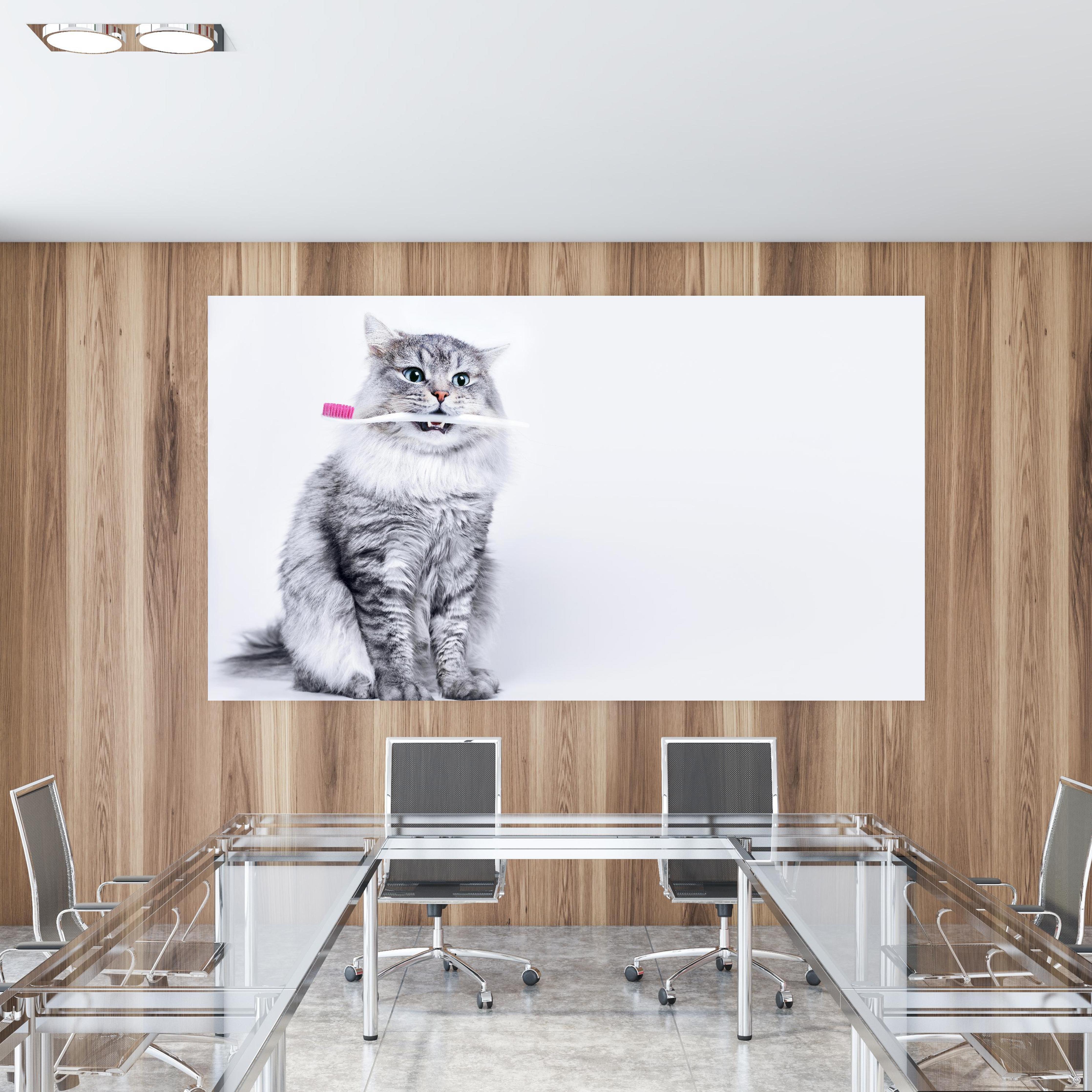 Office Poster  - Lustige Katze mit Zahnbürste in einem Konferenzraum mit Glastisch und Holzwand