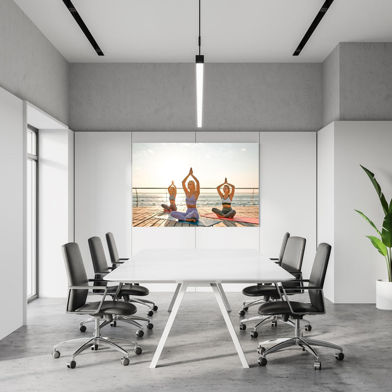 Office Poster  - Mädchen beim Yoga am Morgen in einem Konferenzraum an weißer Wand hängend