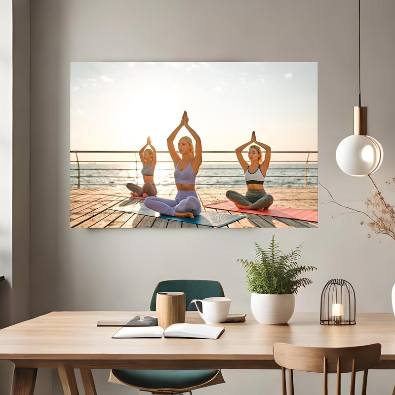 Office Poster  - Mädchen beim Yoga am Morgen über klassischem Holztisch mit runder Vase - rechteckig