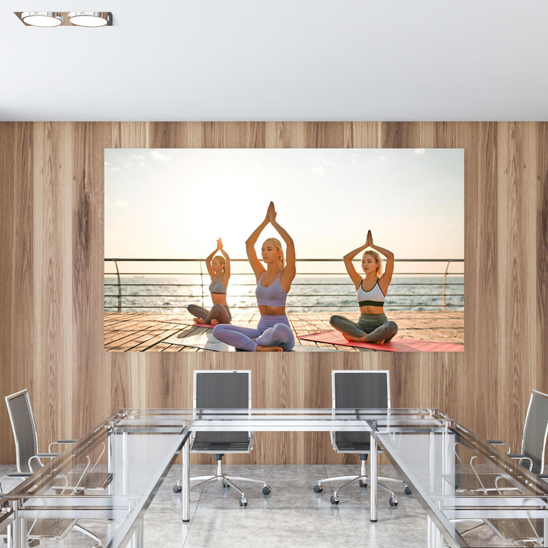 Office Poster  - Mädchen beim Yoga am Morgen in einem Konferenzraum mit Glastisch und Holzwand