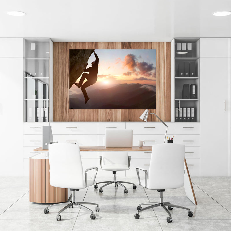 Office Poster  - Männlicher Kletterer bei Sonnenuntergang an einer Holzwand hängend im Büroraum
Office Poster  - Männlicher Kletterer bei Sonnenuntergang an einer Holzwand hängend im Büroraum