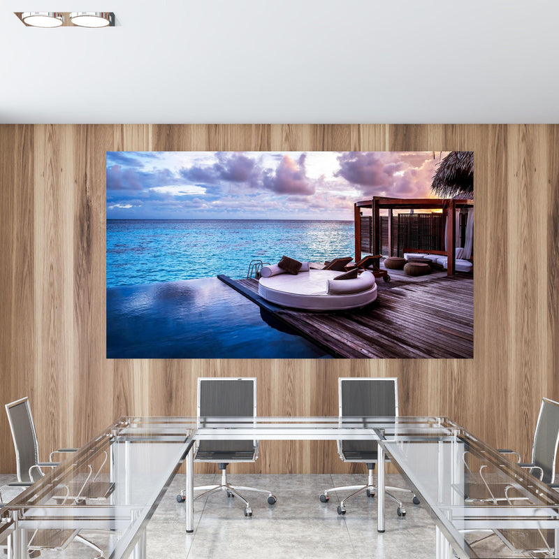 Office Poster  - Malediven Strandresort am Meer in einem Konferenzraum mit Glastisch und Holzwand