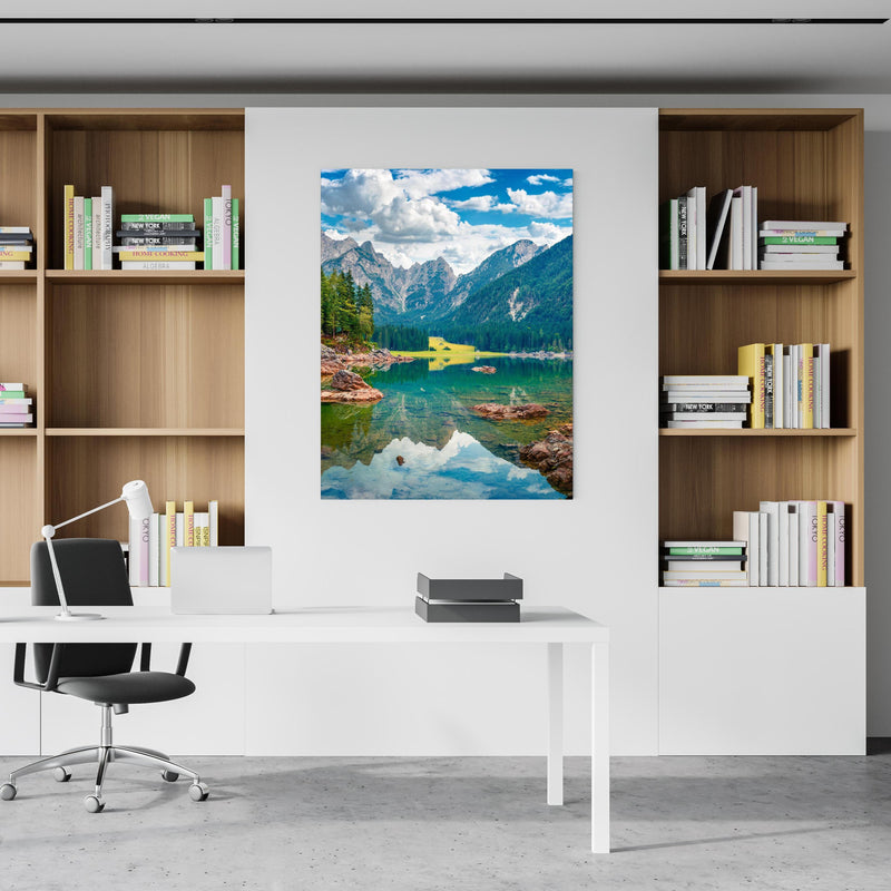 Office Poster  - Malerische Sommeransicht des Fusine Sees an einem Bücherschrank hinter kleinem Schreibtisch