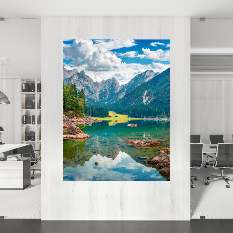 Office Poster  - Malerische Sommeransicht des Fusine Sees an einer Wand innerhalb stilvoll eingerichtetem Büro