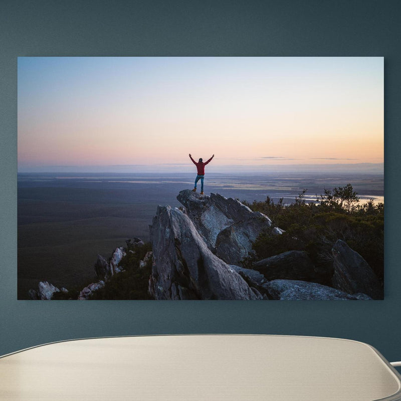 Office Poster  - Mann steht auf das East Mount Barren an blauer Wand in einem Besprechungsraum Zoom