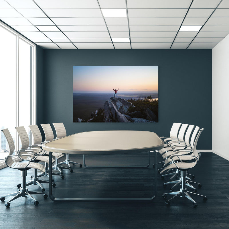 Office Poster  - Mann steht auf das East Mount Barren an blauer Wand in einem Besprechungsraum