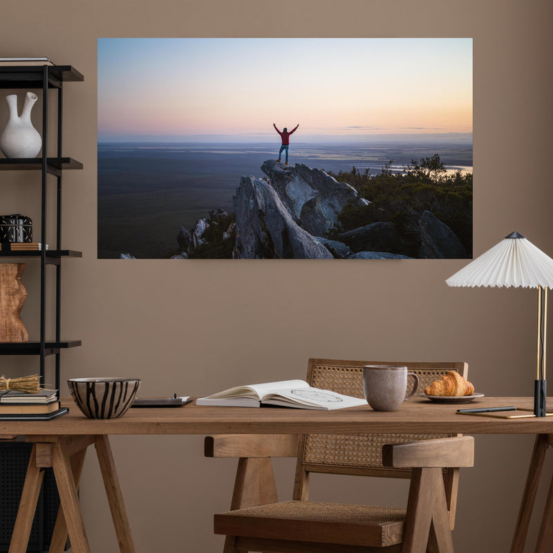 Office Poster  - Mann steht auf das East Mount Barren über poliertem Holztisch mit stilvoller Lampe - rechteckig