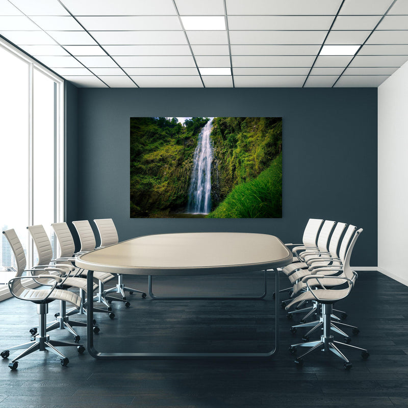 Office Poster  - Materuni Waterfall an blauer Wand in einem Besprechungsraum