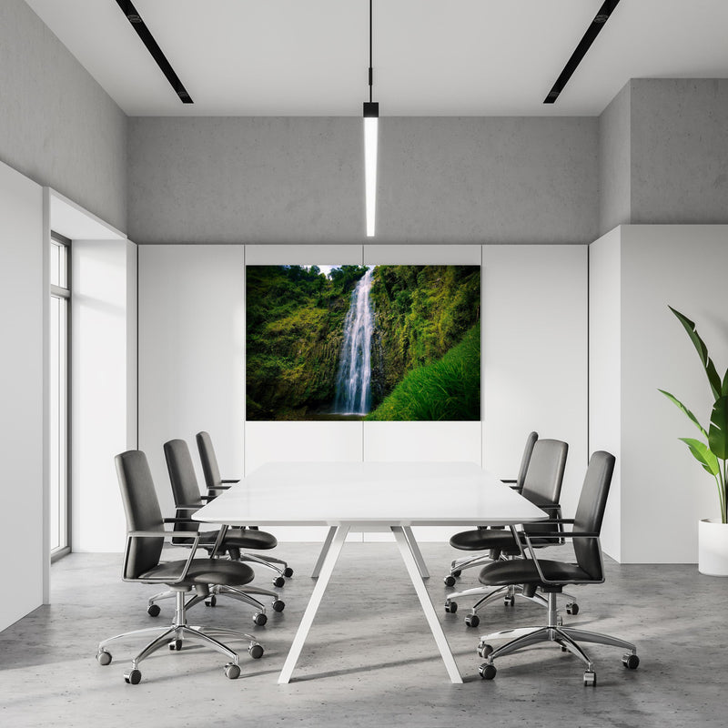 Office Poster  - Materuni Waterfall in einem Konferenzraum an weißer Wand hängend