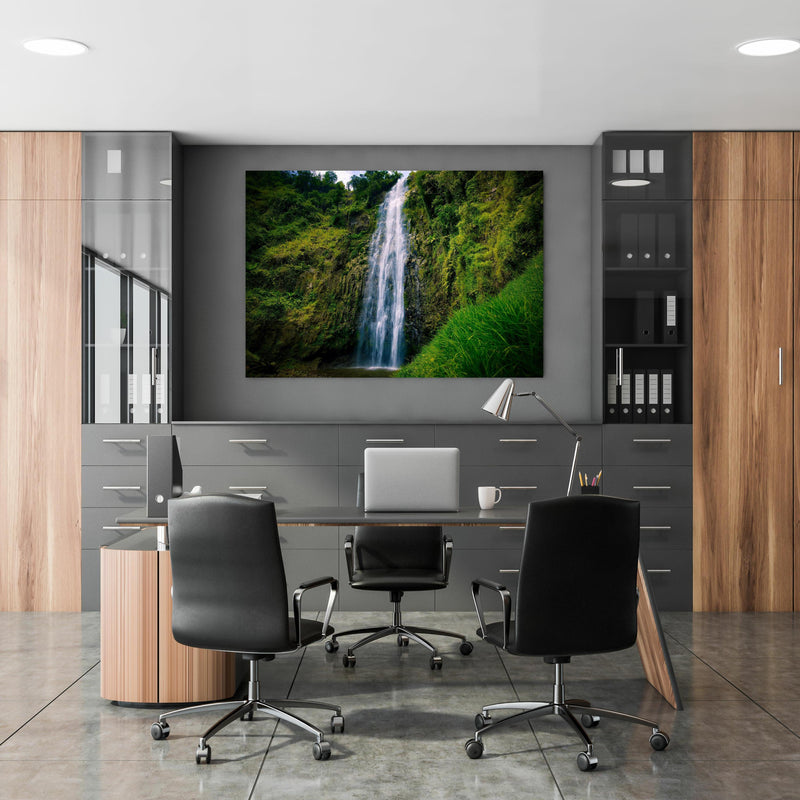 Office Poster  - Materuni Waterfall in klassischem Büroraum zwischen Holzschränken