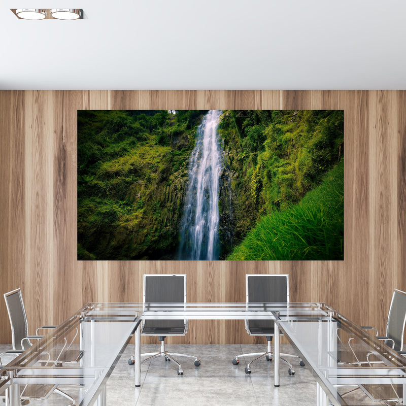 Office Poster  - Materuni Waterfall in einem Konferenzraum mit Glastisch und Holzwand