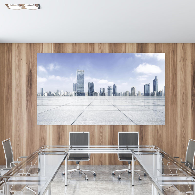 Office Poster  - Moderner Skyline und Gebäuden in einem Konferenzraum mit Glastisch und Holzwand