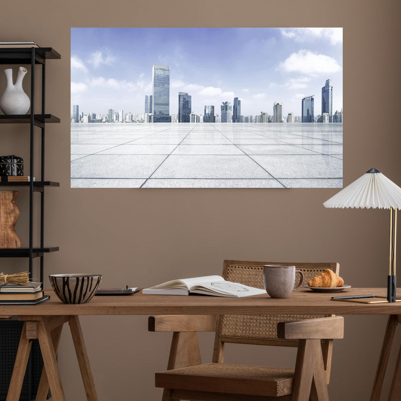 Office Poster  - Moderner Skyline und Gebäuden über poliertem Holztisch mit stilvoller Lampe - rechteckig