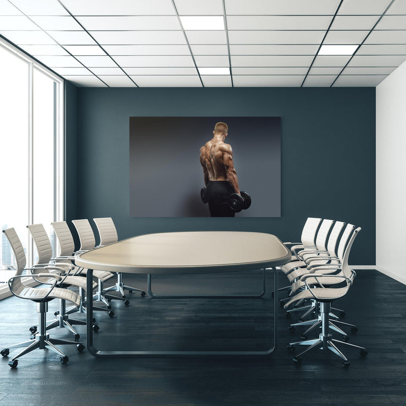 Office Poster  - Muskulöser Sportler mit Hanteln an blauer Wand in einem Besprechungsraum