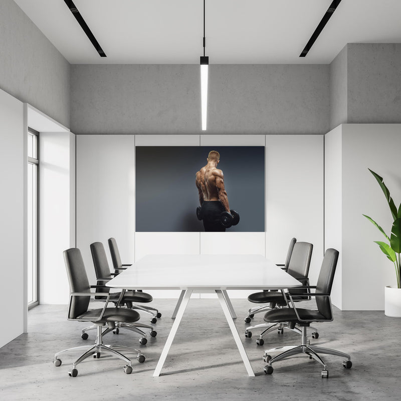 Office Poster  - Muskulöser Sportler mit Hanteln in einem Konferenzraum an weißer Wand hängend