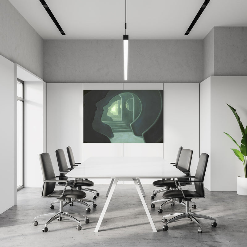 Office Poster  - Mysteriöses Türrahmen in einem Konferenzraum an weißer Wand hängend