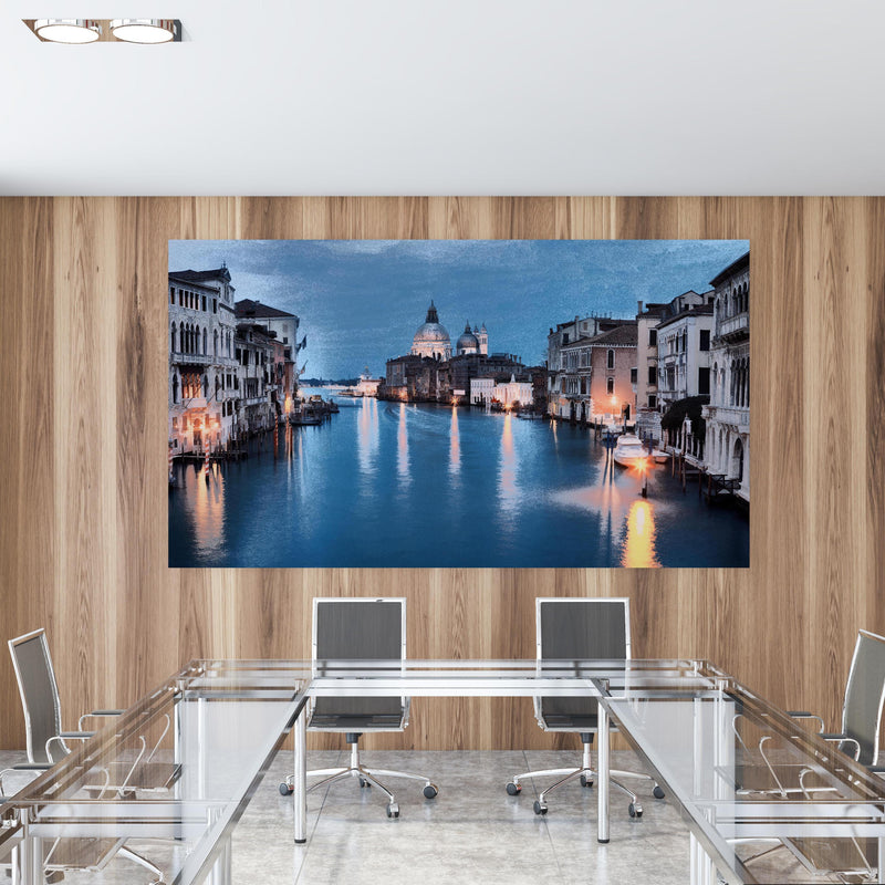 Office Poster  - Ölgemäldes des Grand Canal bei Nacht in einem Konferenzraum mit Glastisch und Holzwand