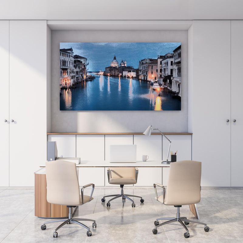 Office Poster  - Ölgemäldes des Grand Canal bei Nacht hinter weißem Holzschreibtisch mit Tischlampe