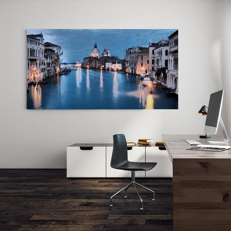 Office Poster  - Ölgemäldes des Grand Canal bei Nacht an einer Wand in minimalistisch eingerichtetem Heim-Büro