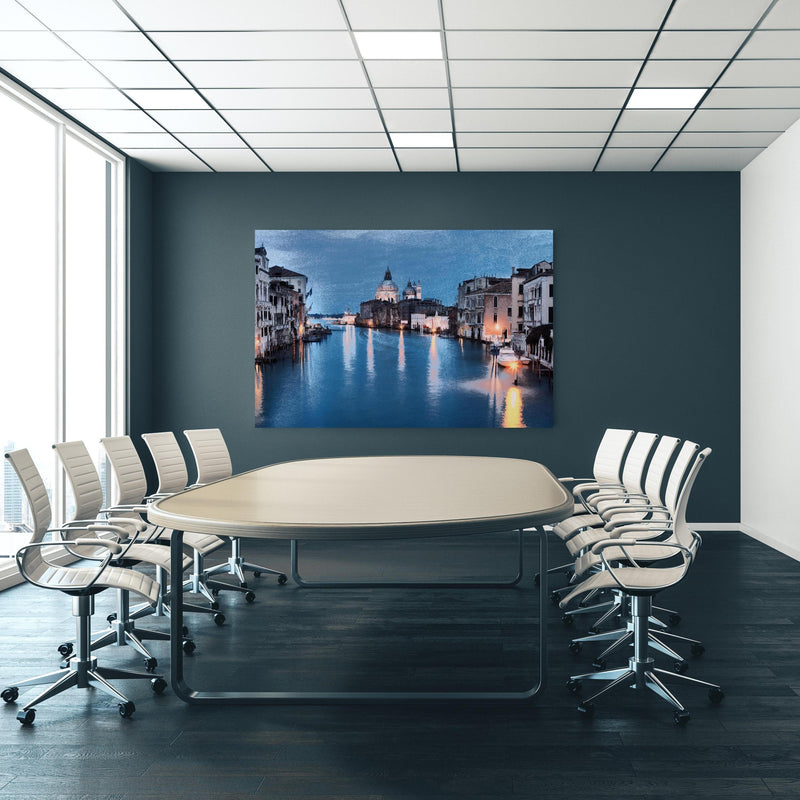 Office Poster  - Ölgemäldes des Grand Canal bei Nacht an blauer Wand in einem Besprechungsraum