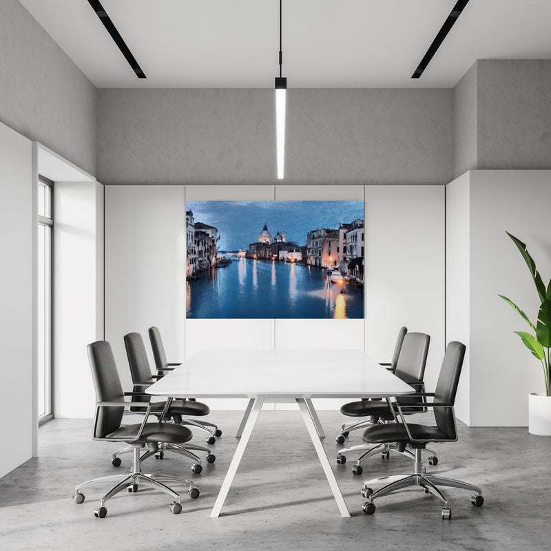 Office Poster  - Ölgemäldes des Grand Canal bei Nacht in einem Konferenzraum an weißer Wand hängend