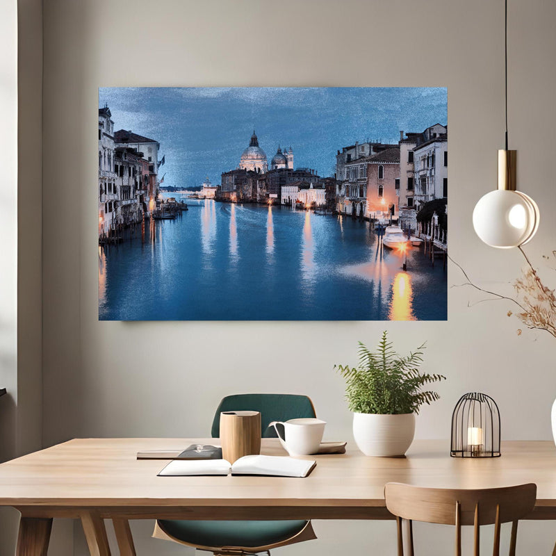 Office Poster  - Ölgemäldes des Grand Canal bei Nacht über klassischem Holztisch mit runder Vase - rechteckig