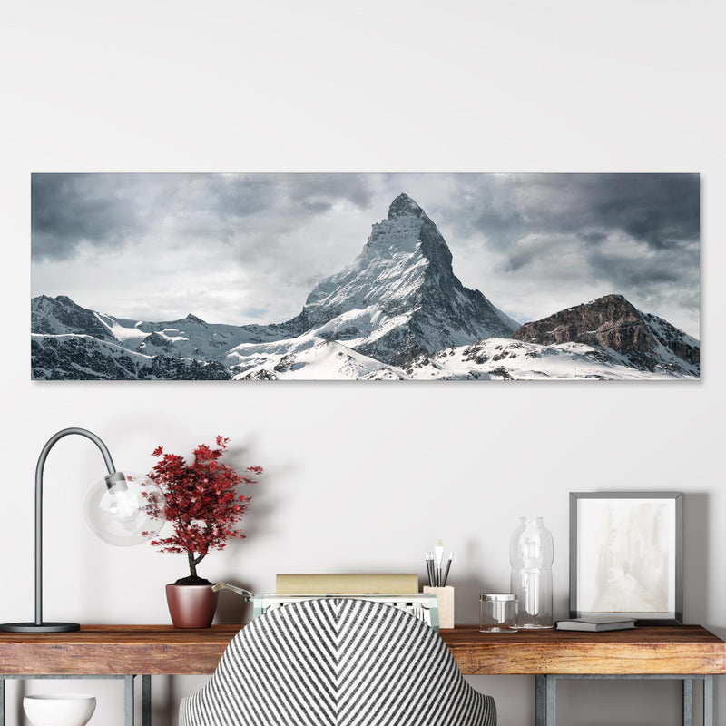 Office Poster  - Panorama - Majestätischer Matterhorn - Alpen über klassischem Holzschreibtisch mit Bücherregal Zoom