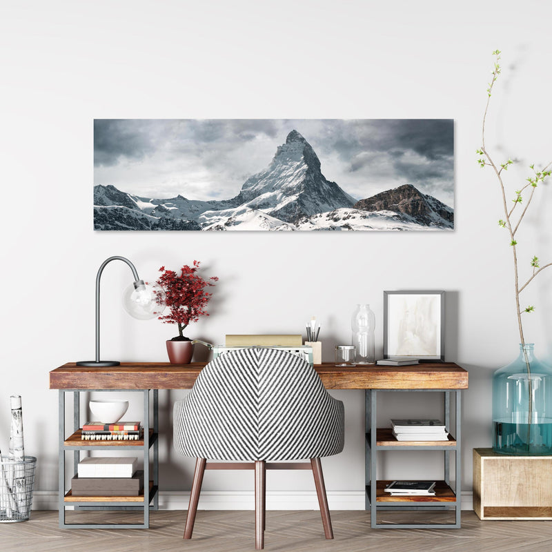 Office Poster  - Panorama - Majestätischer Matterhorn - Alpen über klassischem Holzschreibtisch mit Bücherregal