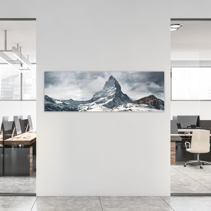 Office Poster  - Panorama - Majestätischer Matterhorn - Alpen an weißer Wand in hell eingerichtetem Büro