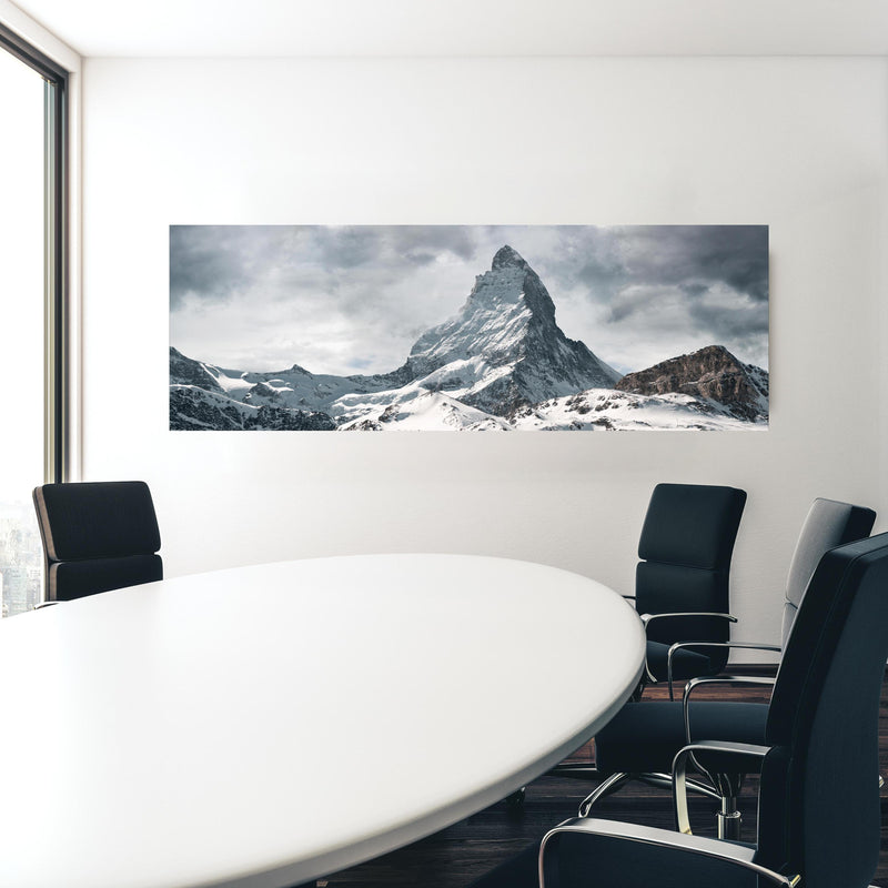 Office Poster  - Panorama - Majestätischer Matterhorn - Alpen in einem Konferenzraum hinter weißem ovalem Tisch