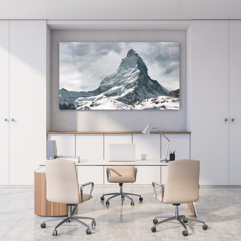 Office Poster  - Panorama - Majestätischer Matterhorn - Alpen hinter weißem Holzschreibtisch mit Tischlampe