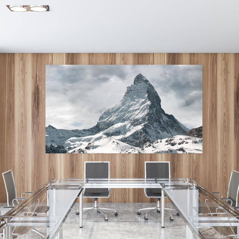 Office Poster  - Panorama - Majestätischer Matterhorn - Alpen in einem Konferenzraum mit Glastisch und Holzwand