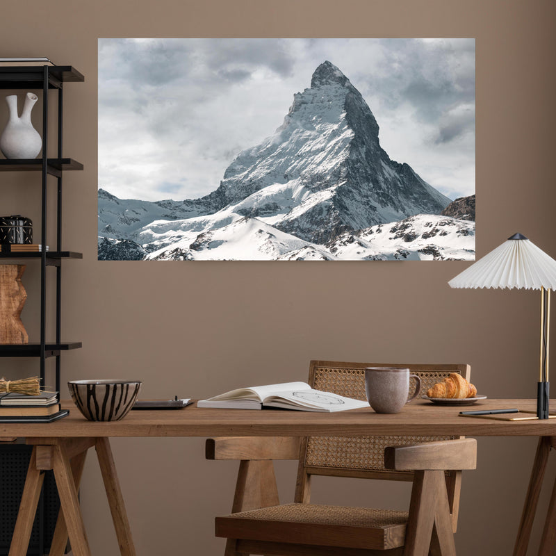 Office Poster  - Panorama - Majestätischer Matterhorn - Alpen über poliertem Holztisch mit stilvoller Lampe - rechteckig