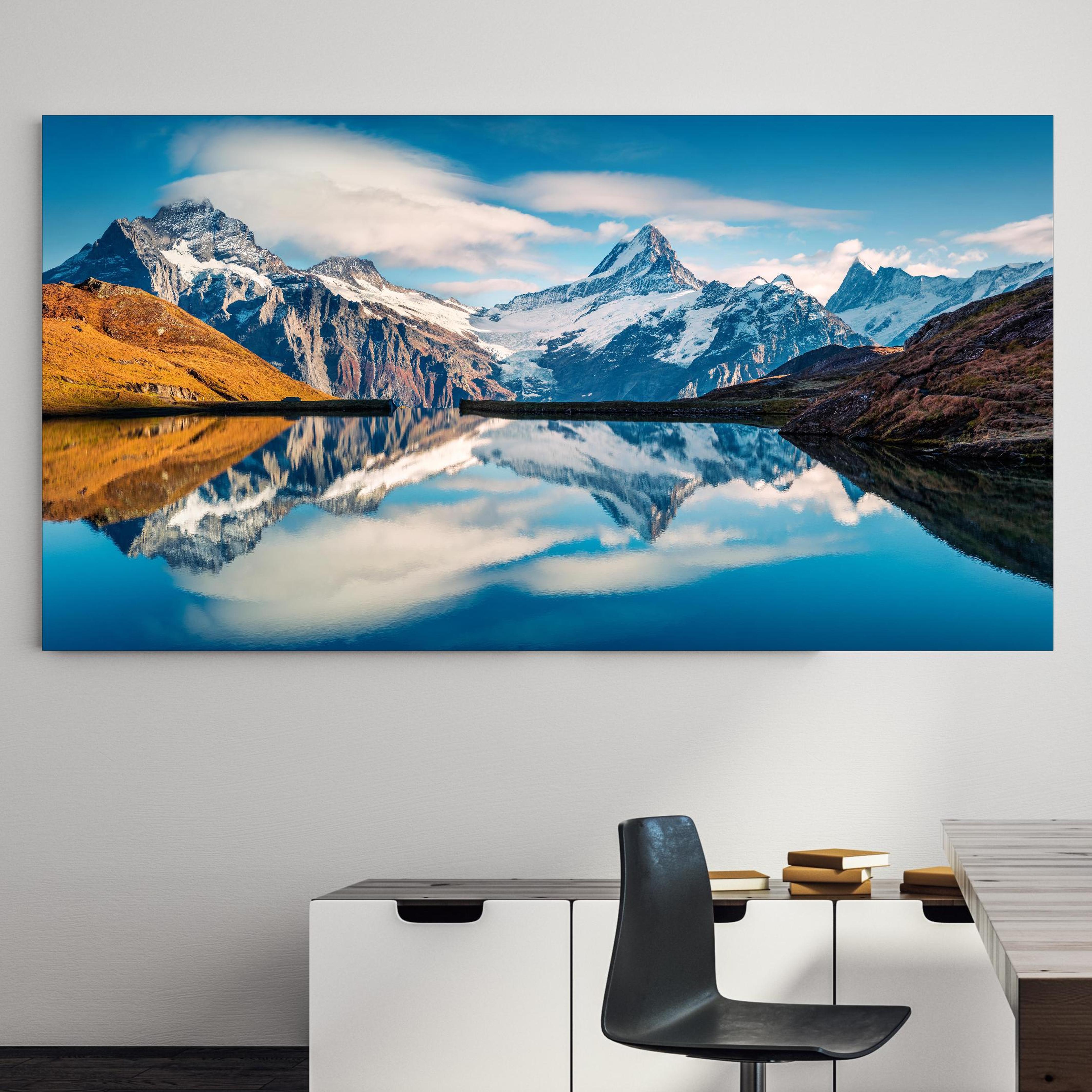 Office Poster  - Panoramablick auf Bachalpsee an einer Wand in minimalistisch eingerichtetem Heim-Büro Zoom