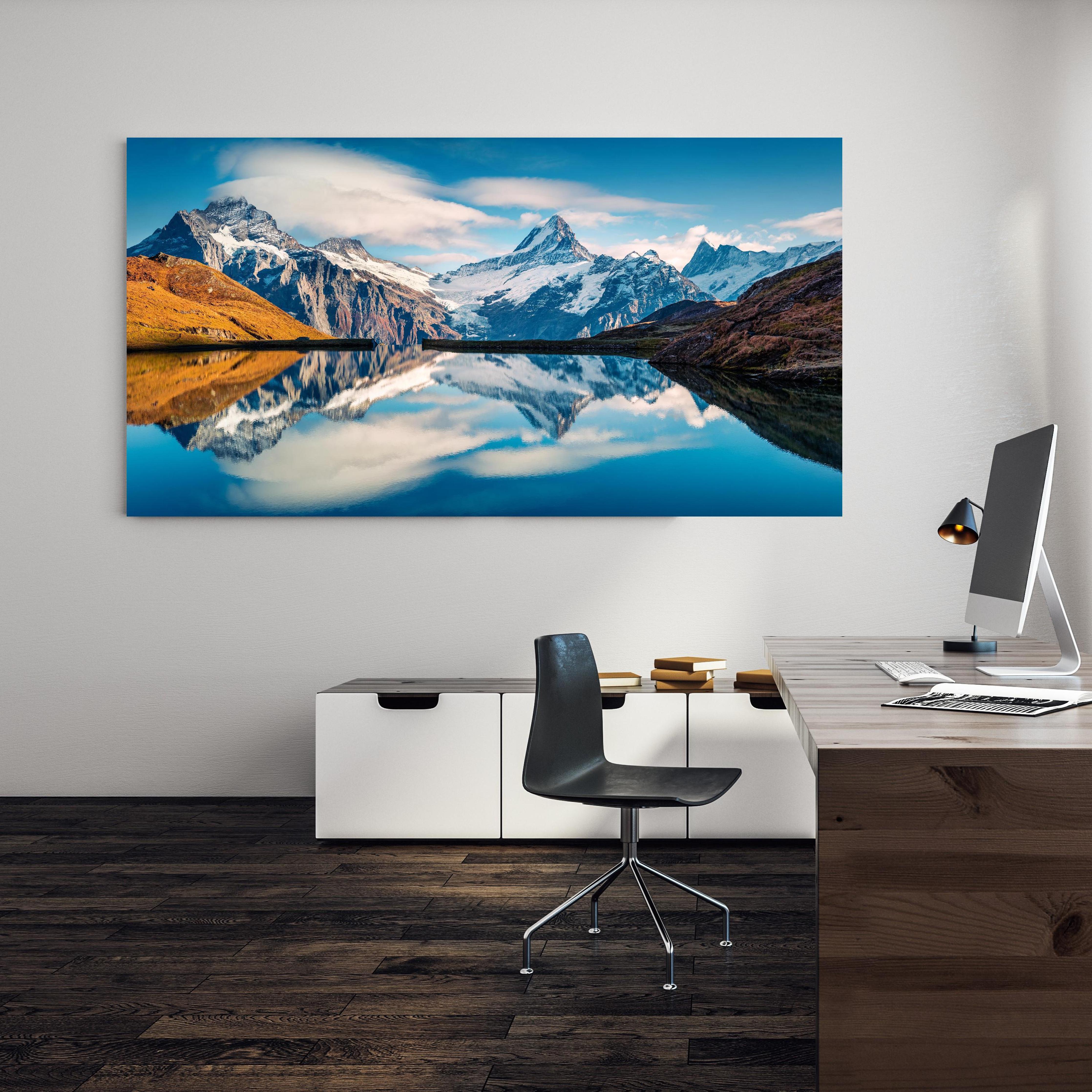 Office Poster  - Panoramablick auf Bachalpsee an einer Wand in minimalistisch eingerichtetem Heim-Büro